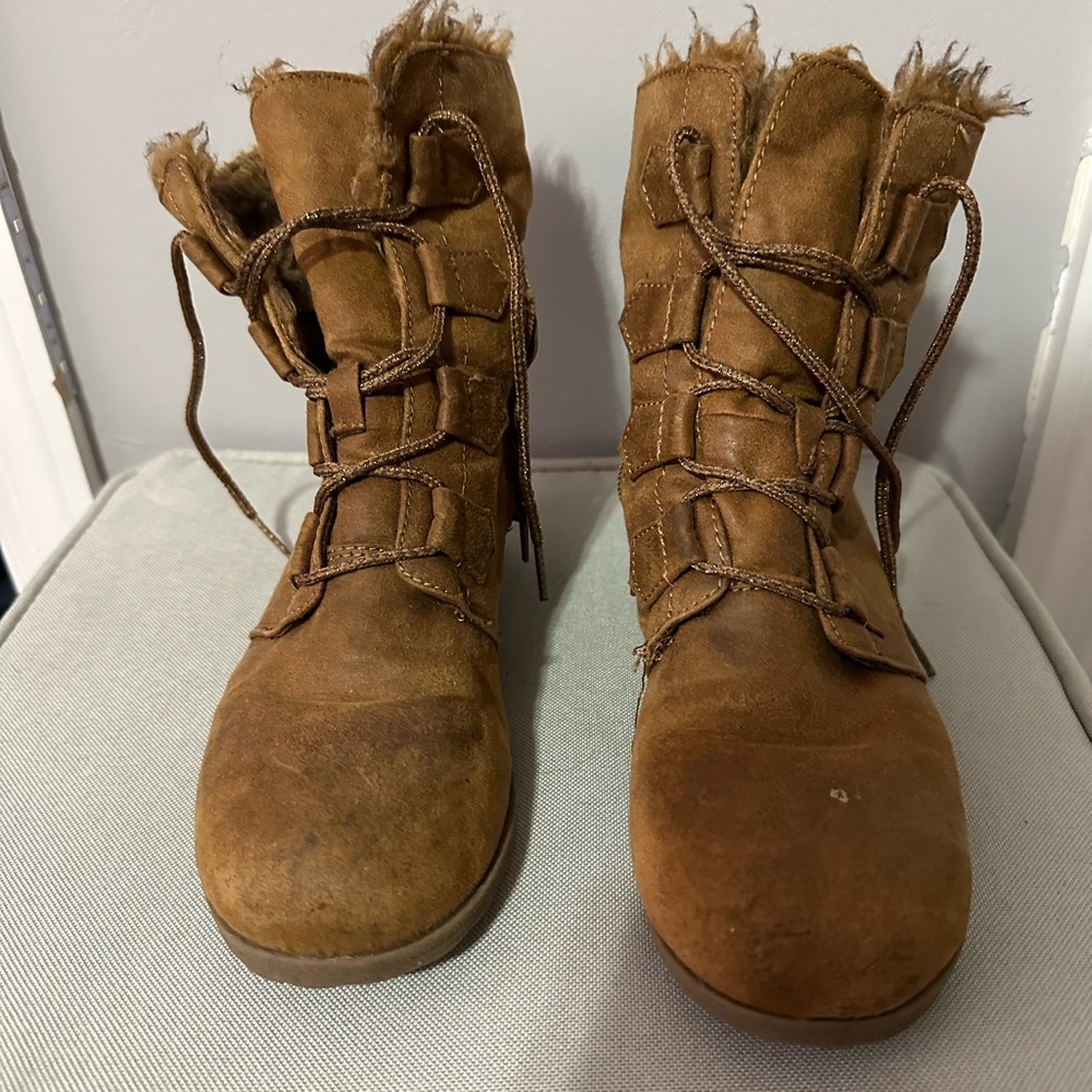 Stevie’s women’s/girls size 5 brown wedge combat fur lined boots
